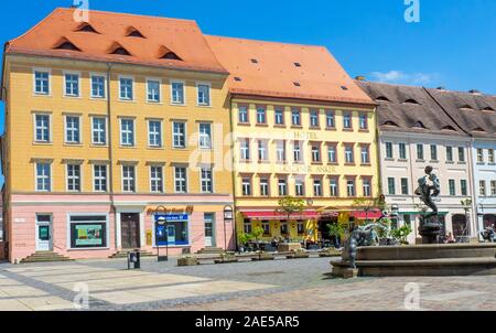 Der Marktplatz war von traditionellen Gebäuden, Hotels und Restaurants in der Altstadt Torgau Sachsen gesäumt. Stockfoto