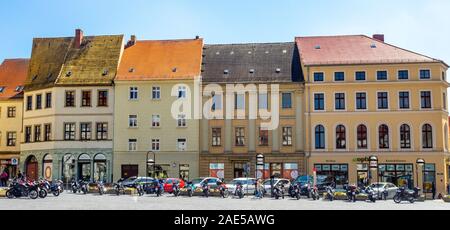 Der Marktplatz war von traditionellen Gebäuden, Hotels und Restaurants in der Altstadt Torgau Sachsen gesäumt. Stockfoto