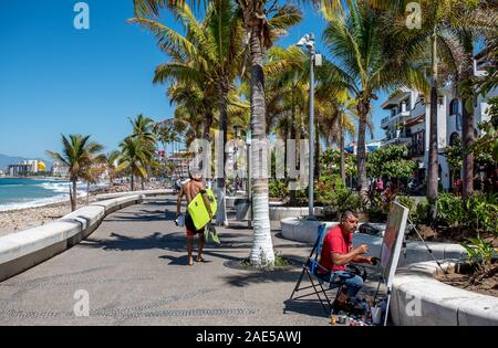 Street artist und Surfer auf der Puerto Vallarta Malecon, einem beliebten touristischen Zone in der mexikanischen Stadt, mit Palmen und Pacific Ocean Beach. Stockfoto