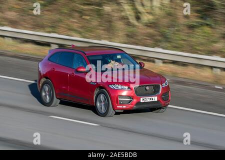 2017 Jaguar F-Tempo R-Sport AWD D Auto; verschwommen fahrendes Auto mit der Geschwindigkeit auf der M61 Autobahn reisen; Kamera Verschlusszeit Bewegungen des Fahrzeugs langsam Stockfoto