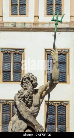 Steinstatue des Neptun im Brunnen im Innenhof von Schloss Hartenfels Altstadt Torgau Sachsen Deutschland. Stockfoto