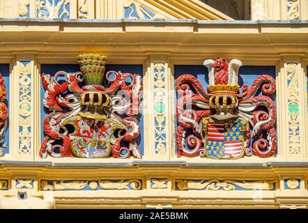 Detail der Wappen der sächsischen Landesherren auf Dem Treppenhaus im Hof von Schloss Hartenfels Altstadt Torgau Sachsen Deutschland. Stockfoto