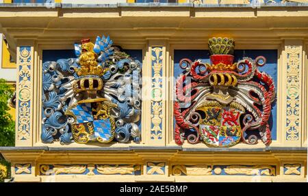 Detail der Wappen der sächsischen Landesherren auf Dem Treppenhaus im Hof von Schloss Hartenfels Altstadt Torgau Sachsen Deutschland. Stockfoto