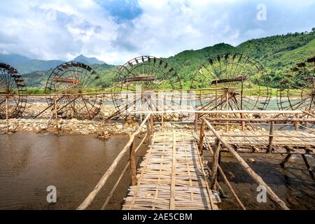 Pu Luong Wasserrad in Betrieb, Thanh Hoa, Vietnam Stockfoto