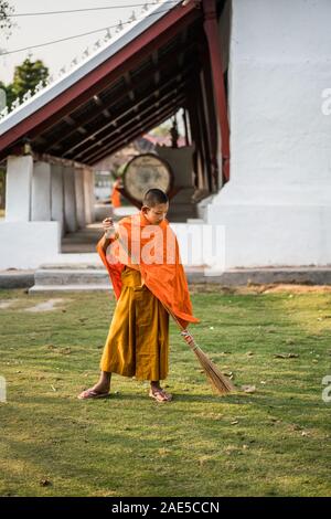 Mönchsreinigungsstraße in der Luang Prabang, Laos, Asien Stockfoto