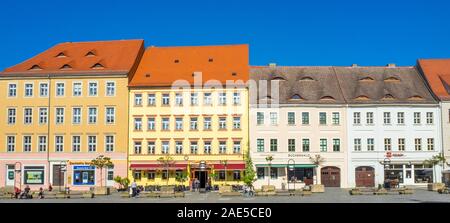 Der Marktplatz war von traditionellen Gebäuden, Hotels und Restaurants in der Altstadt Torgau Sachsen gesäumt. Stockfoto