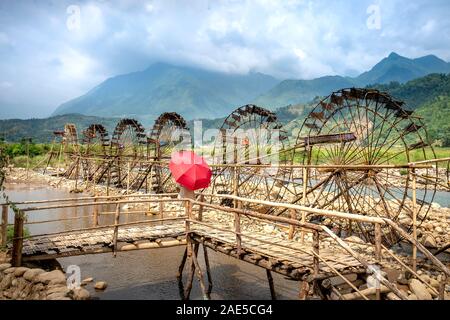 Pu Luong Wasserrad in Betrieb, Thanh Hoa, Vietnam Stockfoto