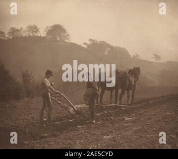 Eine Fotografie von Frank Meadow Sutcliffe aus dem Jahr 1890, die Menschen während des Abendessens zeigt, Esstisch, Essen, Utensilien und häusliches Ambiente. Stockfoto