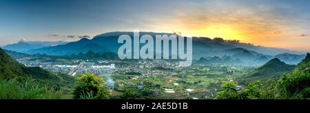 Panoramablick von Lai Chau Stadt, Provinz Son La, Vietnam von oben in der Morgendämmerung Stockfoto