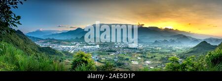 Panoramablick von Lai Chau Stadt, Provinz Son La, Vietnam von oben in der Morgendämmerung Stockfoto