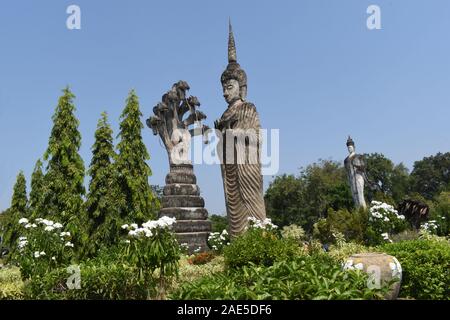 Sala Kaew Ku Park, Buddha, Buddha's Geste der Abhaya mudra, Schutz und Furchtlosigkeit, Snake Abbildung mit sieben Köpfen, Symbol der Verteidigung Stockfoto