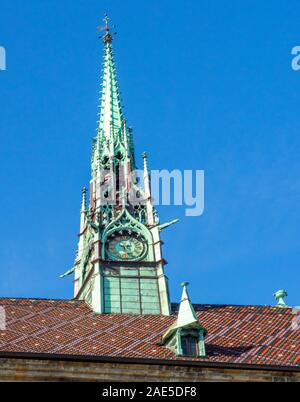 Aus dem Dach der Schlosskirche Allerheiligenkirche Lutherstadt Wittenberg Sachsen-Anhalt Deutschland ragender Uhrturm. Stockfoto