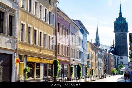 Schlossstraße Altstadt Kopfsteinpflaster Straße mit Schlosskirche Gebäude Geschäfte und Restaurants in der Lutherstadt Wittenberg Sachsen-Anhalt Deutschland. Stockfoto