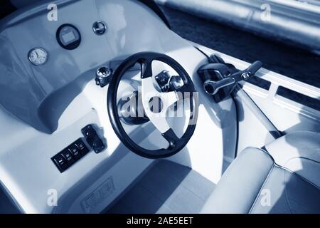 Lenkrad auf einer Luxusyacht Kabine. Stockfoto
