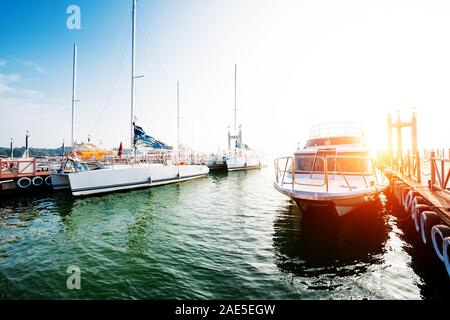 PORTSMOUTH HARBOUR, UK - 1. Februar: Boote bei Gunwharf Quays Marina am Eingang zum historischen britischen Marinestützpunkt von Portsmouth Harbour, UK günstig Stockfoto