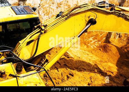 Bagger Bagger in Baustelle am Himmel Hintergrund Stockfoto