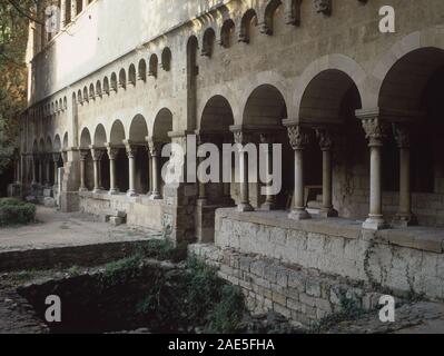 CLAUSTRO ROMANICO DEL SIGLO XII CON RESTOS DEL ANTIGUO MONASTERIO DEL SIGLO IX. Lage: Monasterio. SANT CUGAT DEL VALLES. Barcelona. Spanien. Stockfoto