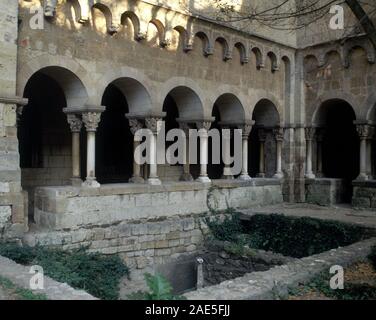 CLAUSTRO ROMANICO DEL SIGLO XII CON RESTOS DEL ANTIGUO MONASTERIO DEL SIGLO IX. Lage: Monasterio. SANT CUGAT DEL VALLES. Barcelona. Spanien. Stockfoto