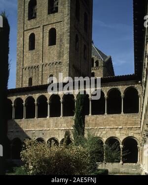 TORRE Y CLAUSTRO ROMANICO DEL SIGLO XII-XIII. Lage: MONASTERIO DE SANTA MARIA. RIPOLL. GERONA. Spanien. Stockfoto