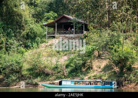 Bootsfahrt auf dem Nam Ou Fluss, Laos, Asien. Stockfoto