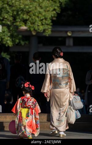 Junges Mädchen mit ihrer Mutter an der Shich-go-san Feier am Meiji Schrein, Tokio, Japan Stockfoto