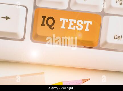 Wort schreiben Text IQ Test. Business foto Präsentation versuchen, ihre kognitive Fähigkeit huanalysis Intelligenz zu messen. Stockfoto