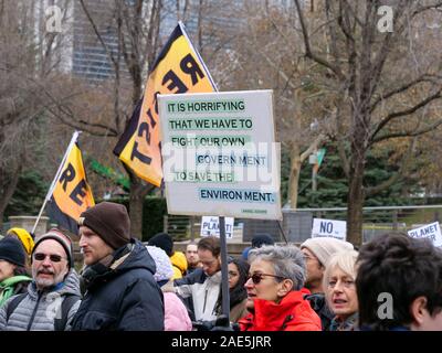 Chicago, Illinois, USA. 6. Dezember 2019. Eine Menge von Demonstranten gegen den Klimawandel marschierten in Millennium Park heute. Stockfoto