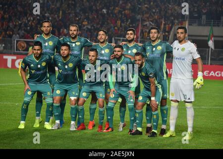 Rades, Tunesien. 06 Dez, 2019. Jeunnesse Sportliche der Kabylei (Algerien) Line up in der CAF Champions League 2019 - 20 Fußballspiel zwischen Esperance sportive Tunesien und Jeunesse Sportive der Kabylei in Rades. (Endstand; Esperance sportive 1:0 Sportliche Kabylei) Credit: SOPA Images Limited/Alamy leben Nachrichten Stockfoto