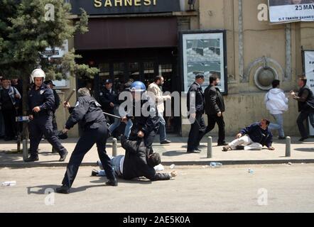 ISTANBUL, Türkei - 1. Mai: Internationale Arbeiter Tag. Türkische riot Polizisten verhaften ein demonstrant am 1. Mai in Istanbul in der Türkei 2007. Taksim Square ist das Zentrum des Protestes und Feiern. Stockfoto