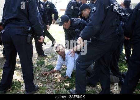 ISTANBUL, Türkei - 1. Mai: Internationale Arbeiter Tag. Türkische riot Polizisten verhaften ein demonstrant am 1. Mai in Istanbul in der Türkei 2007. Taksim Square ist das Zentrum des Protestes und Feiern. Stockfoto