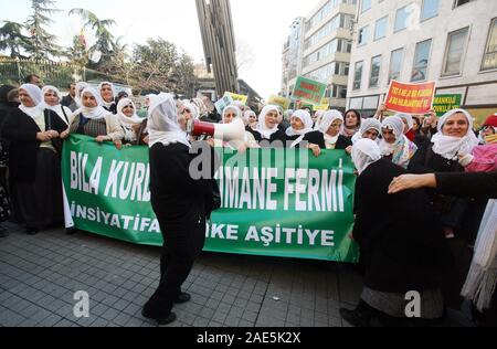 ISTANBUL, Türkei - Januar 17: Der Frieden Mütter (Türkisch: Baris Anneleri) ist ein Frauen Bürgerrechtsbewegung in Aktivismus bei Galatasaray Square am 17. Januar 2009 in Istanbul, Türkei. Stockfoto