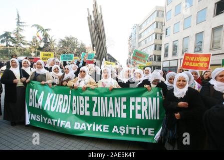 ISTANBUL, Türkei - Januar 17: Der Frieden Mütter (Türkisch: Baris Anneleri) ist ein Frauen Bürgerrechtsbewegung in Aktivismus bei Galatasaray Square am 17. Januar 2009 in Istanbul, Türkei. Stockfoto