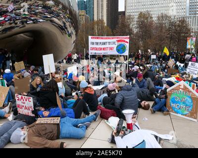 Chicago, Illinois, USA. 6. Dezember 2019. Klimawandel Demonstranten halten ein 'die in "Cloud Gate in Millennium Park während der heutigen Rallye und März. Stockfoto