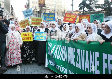 ISTANBUL, Türkei - Januar 17: Der Frieden Mütter (Türkisch: Baris Anneleri) ist ein Frauen Bürgerrechtsbewegung in Aktivismus bei Galatasaray Square am 17. Januar 2009 in Istanbul, Türkei. Stockfoto