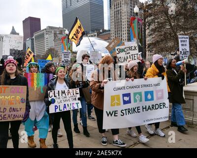 Chicago, Illinois, USA. 6. Dezember 2019. Demonstranten gegen den Klimawandel März vergangenen Cloud Gate in Millennium Park heute. Stockfoto