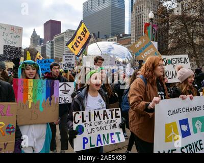 Chicago, Illinois, USA. 6. Dezember 2019. Demonstranten gegen den Klimawandel März vergangenen Cloud Gate in Millennium Park heute. Stockfoto