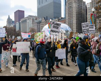 Chicago, Illinois, USA. 6. Dezember 2019. Demonstranten gegen den Klimawandel März vergangenen Cloud Gate in Millennium Park heute. Stockfoto