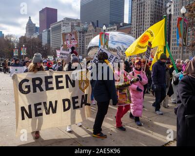 Chicago, Illinois, USA. 6. Dezember 2019. Demonstranten gegen den Klimawandel März vergangenen Cloud Gate in Millennium Park heute. Stockfoto