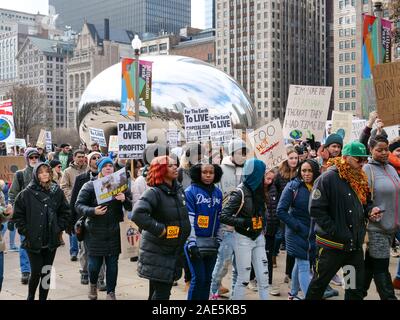 Chicago, Illinois, USA. 6. Dezember 2019. Demonstranten gegen den Klimawandel März vergangenen Cloud Gate in Millennium Park heute. Stockfoto