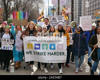 Chicago, Illinois, USA. 6. Dezember 2019. Eine Gruppe von Studenten Märsche entlang der Michigan Avenue während der Klimawandel Kundgebung und März heute. Stockfoto