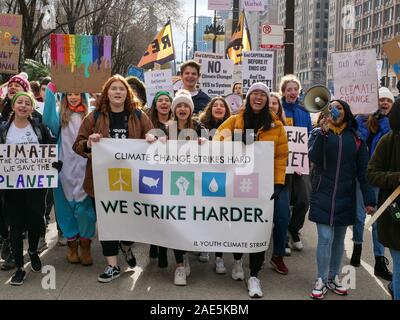 Chicago, Illinois, USA. 6. Dezember 2019. Eine Gruppe von Studenten Märsche entlang der Michigan Avenue während der Klimawandel Kundgebung und März heute. Stockfoto