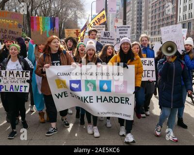 Chicago, Illinois, USA. 6. Dezember 2019. Eine Gruppe von Studenten Märsche entlang der Michigan Avenue während der Klimawandel Kundgebung und März heute. Stockfoto