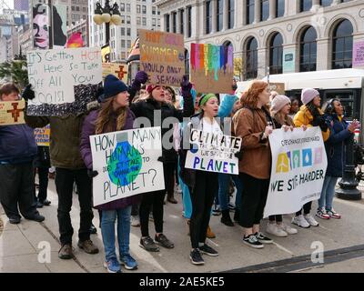 Chicago, Illinois, USA. 6. Dezember 2019. Eine Gruppe von Studenten Märsche entlang der Michigan Avenue während der Klimawandel Kundgebung und März heute. Stockfoto