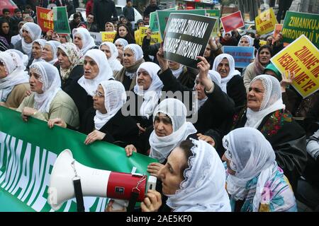 ISTANBUL, Türkei - Januar 17: Der Frieden Mütter (Türkisch: Baris Anneleri) ist ein Frauen Bürgerrechtsbewegung in Aktivismus bei Galatasaray Square am 17. Januar 2009 in Istanbul, Türkei. Stockfoto