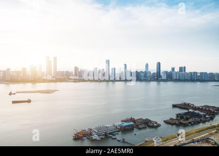 Der Asoke moderne Gebäude von Bangkok Night City Skyline, Thailand. Stadtbild Fotografie von Benchakitti Park in der Abenddämmerung. Bangkok Night City Downtown. Moderne Stockfoto