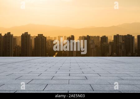 Leere Marmorboden mit Stadtbild und die Skyline bei Sonnenaufgang Stockfoto