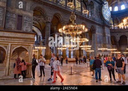 Touristen im Inneren der Hagia Sophia, der ehemalige Orthodoxe Kathedrale und Ottoman Imperial Moschee, Istanbul, Türkei Stockfoto