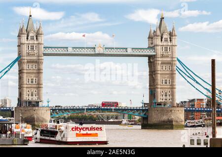 London - 05. September 2019: Iconic Double Decker Überquerung der Tower Bridge mit einem Wassertaxi kommen in für Passagiere, London September 05, 2019 Stockfoto