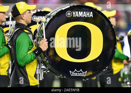 Santa Clara, Kalifornien, USA. 06 Dez, 2019. Der Oregon Ducks Band nimmt das Feld vor der Pac-12 Fußball-Spiel zwischen den Utah Utes und die Oregon Ducks At Levi's Stadion in Santa Clara, Kalifornien. Chris Brown/CSM/Alamy leben Nachrichten Stockfoto