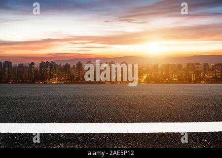 Asphalt Straße vor der modernen Stadt Shanghai, China Stockfoto